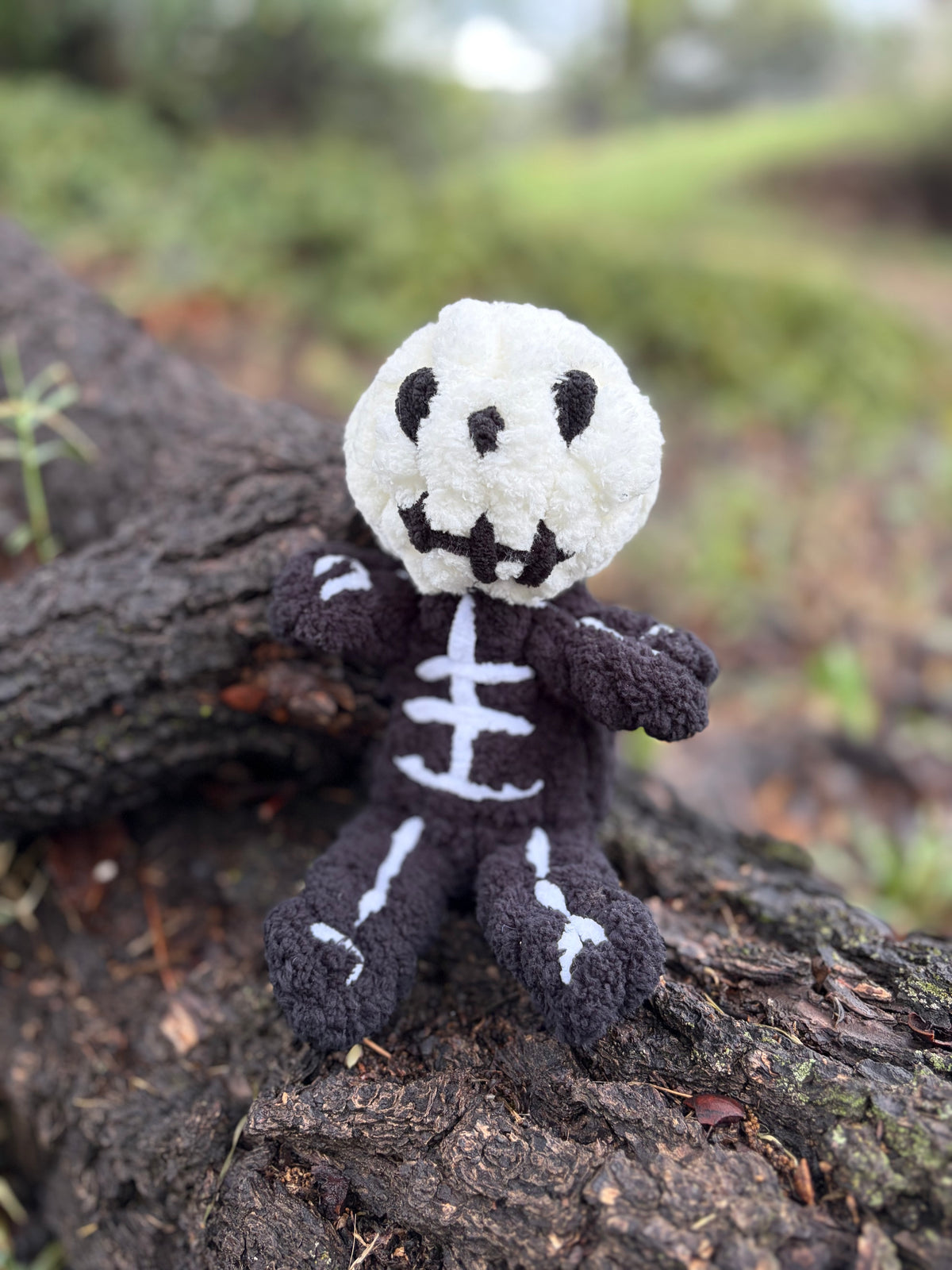 Skelly the Chunky Skeleton Pattern + Video Tutorial | Intermediate Hand Knit Halloween Stuffie | Teeny Chunky Ghoul Pals