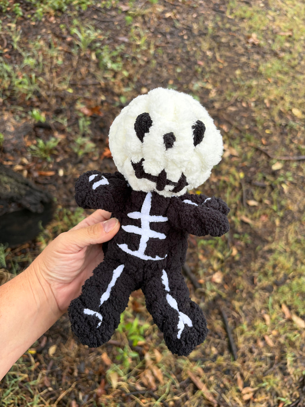 Skelly the Chunky Skeleton Pattern + Video Tutorial | Intermediate Hand Knit Halloween Stuffie | Teeny Chunky Ghoul Pals